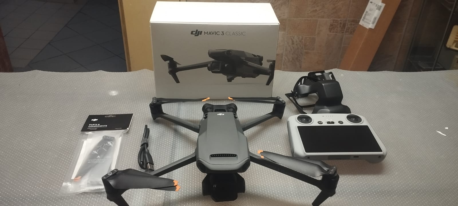DJI Mavic 3 Classic DJI RC - Garanzia della Casa