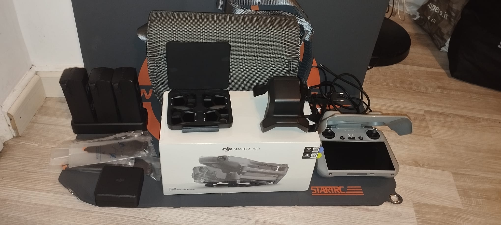 DJI Mavic 3 Pro Fly More Combo (DJI RC) -Solo Drone Nuovo- Permutiamo il tuo Usato