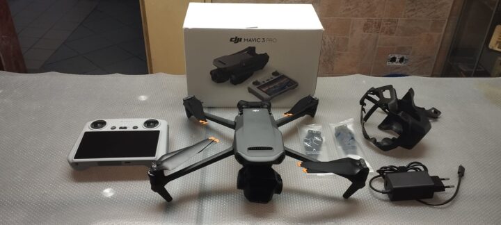 DJI Mavic 3 Pro (DJI RC) - Ottimo Stato